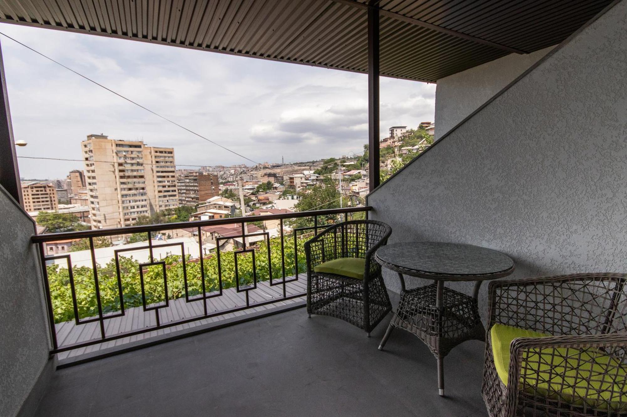 Hillside Guest House Ереван Экстерьер фото