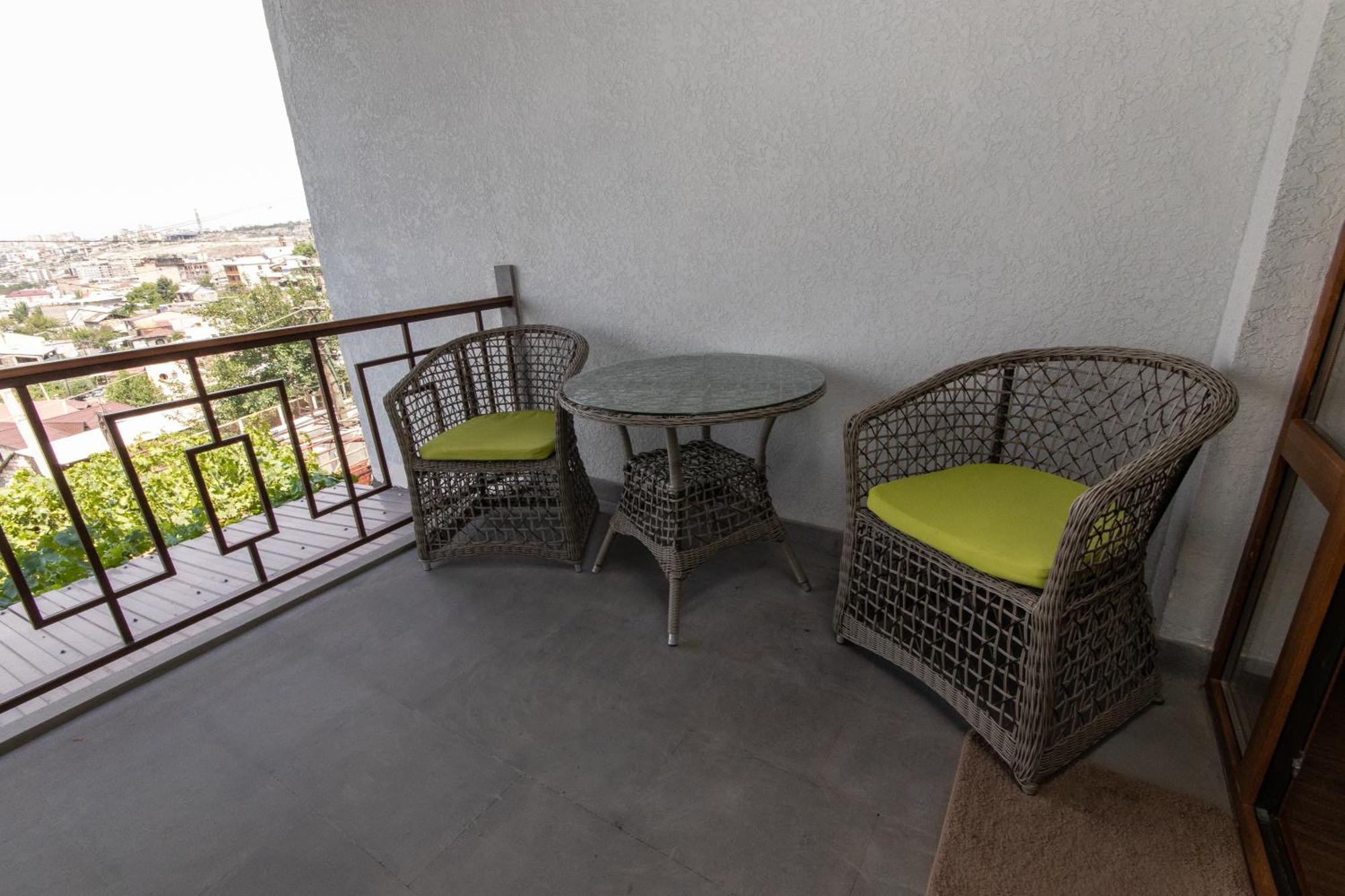 Hillside Guest House Ереван Экстерьер фото