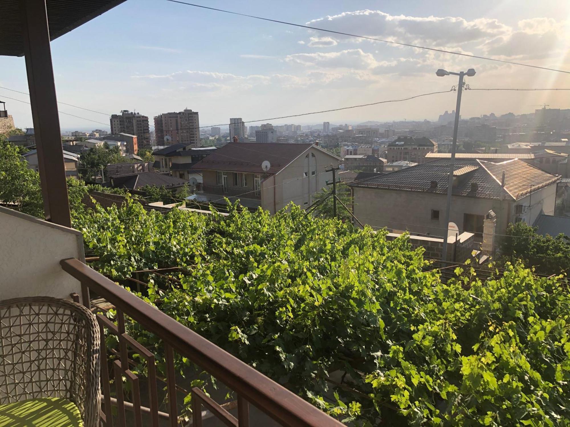 Hillside Guest House Ереван Экстерьер фото
