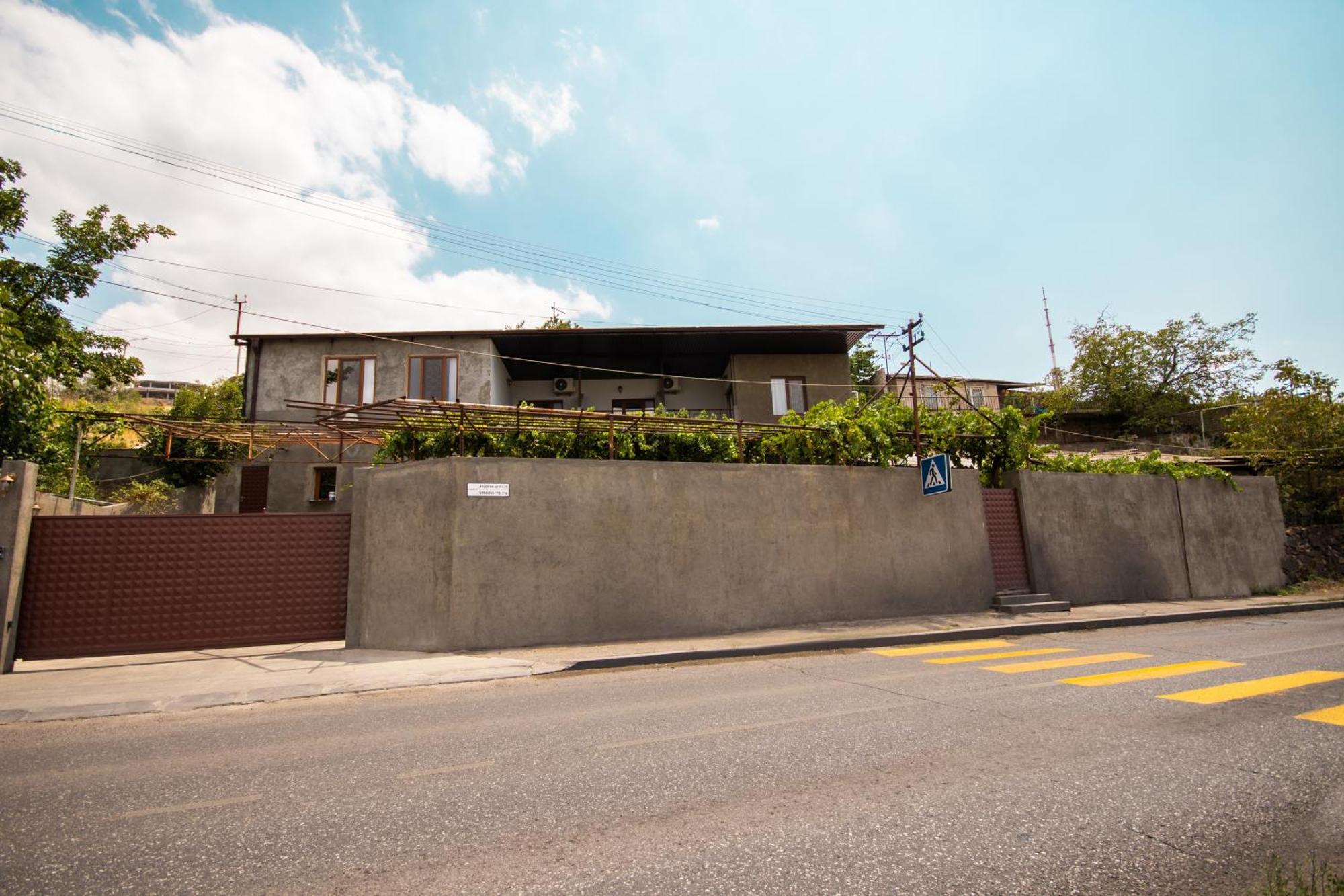 Hillside Guest House Ереван Экстерьер фото