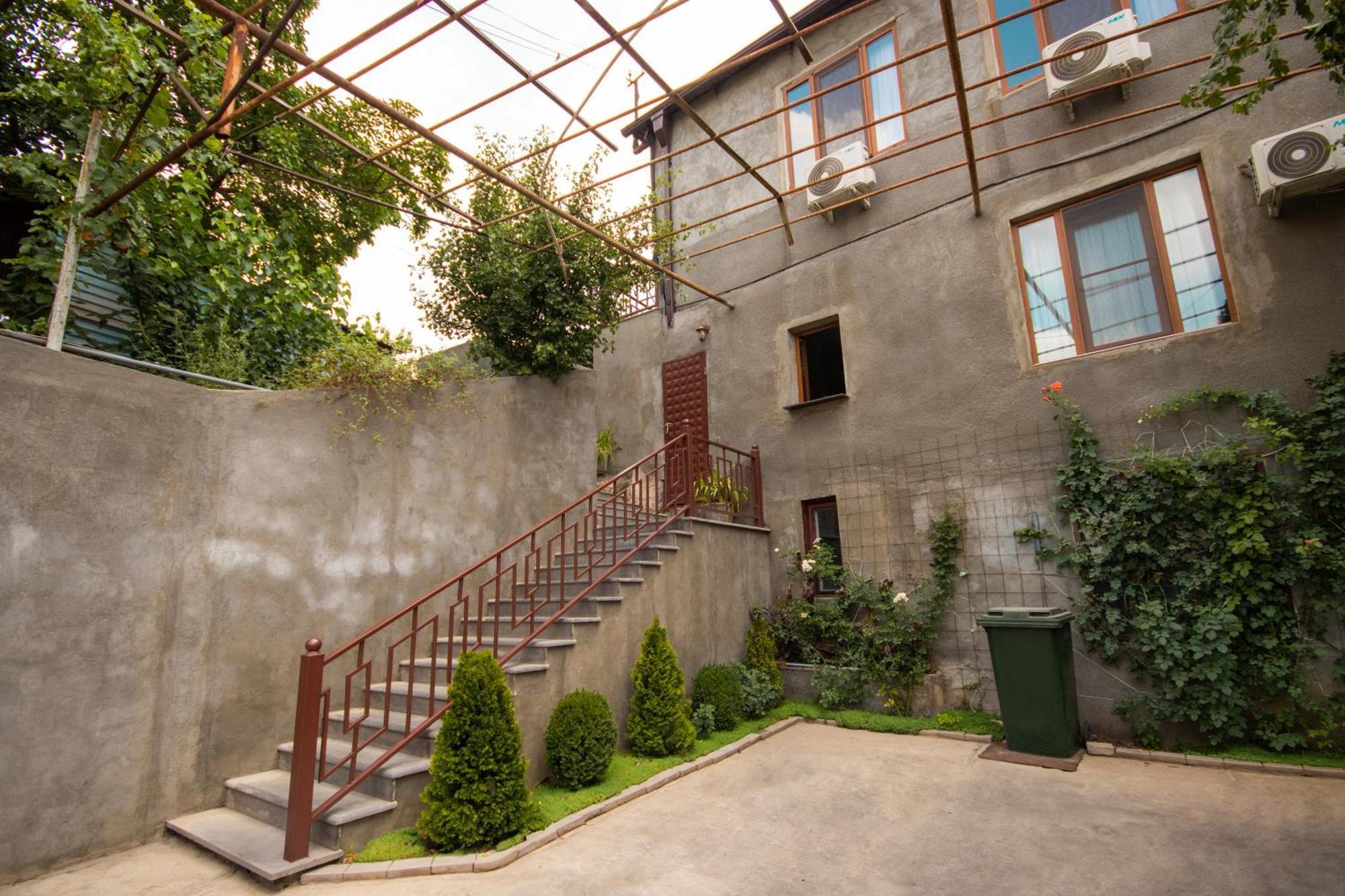 Hillside Guest House Ереван Экстерьер фото
